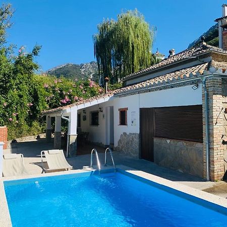 La Fuente De El Nacimiento Pension Benamahoma Buitenkant foto