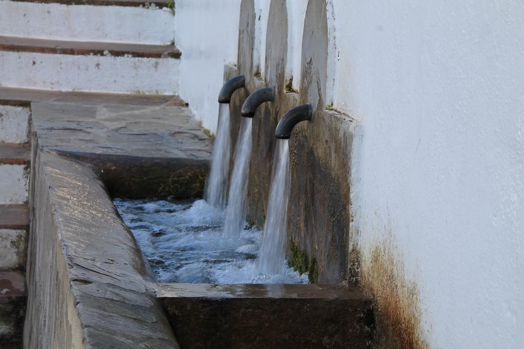 La Fuente De El Nacimiento Pension Benamahoma Buitenkant foto