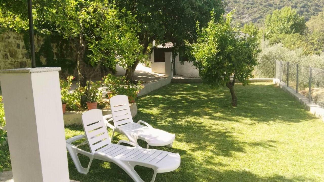 La Fuente De El Nacimiento Pension Benamahoma Buitenkant foto